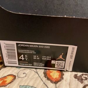 Jordan Maxin 200- Boys size 4.5
